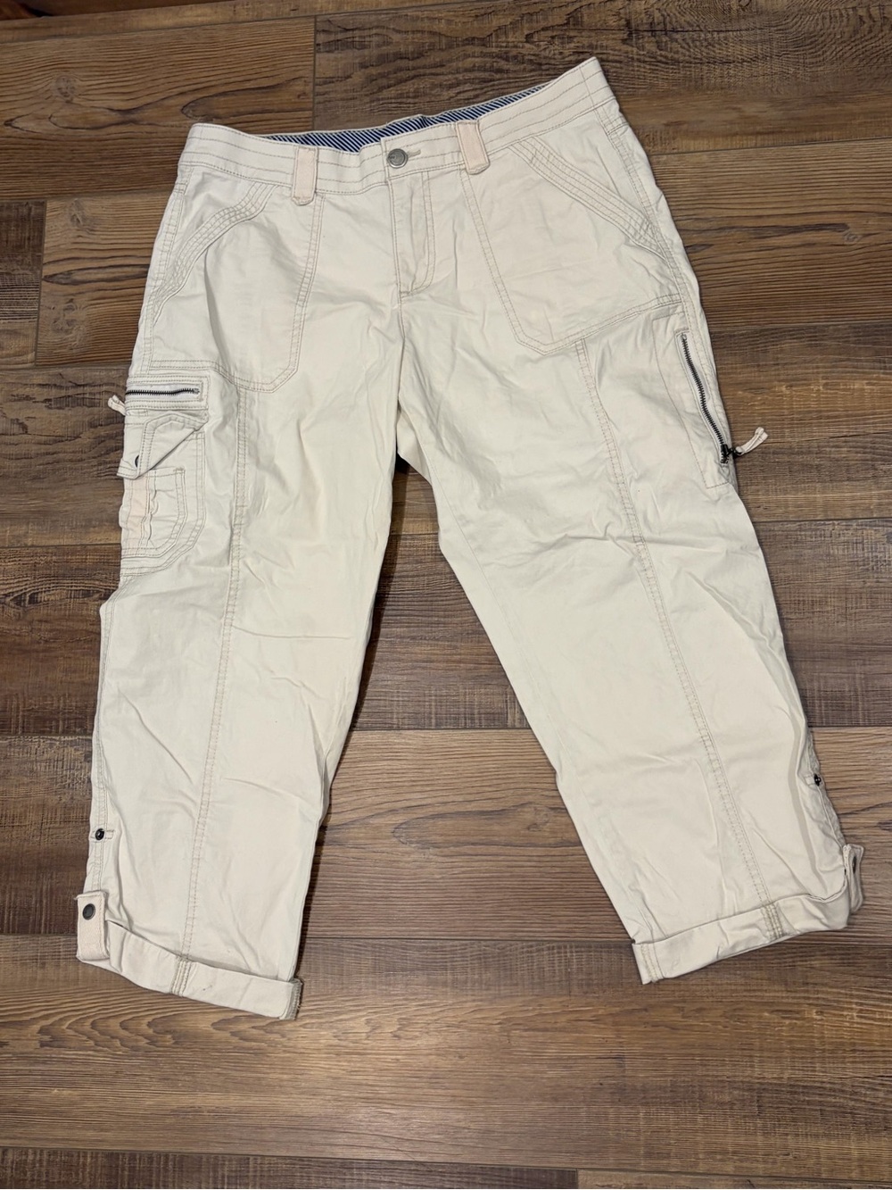 Natural Reflections Light Cream Cargo Capris with Pocket Details EUC